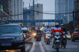 Hà Nội: Hàng dài người dân nối đuôi nhau đi ngược chiều ở nút giao Lê Văn Lương