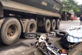 Lào Cai: Xe máy “đấu đầu” xe đầu kéo trên QL.4E, 2 người nguy kịch