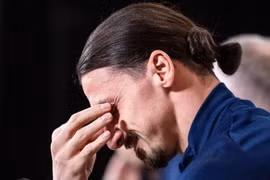 Tiền đạo Ibrahimovic khóc trong buổi họp báo