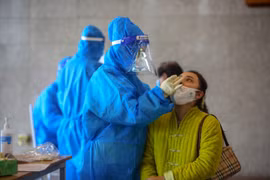 TP. HCM: Chỉ xét nghiệm Covid-19 người tiêm 2 mũi vaccine khi có triệu chứng nghi nhiễm