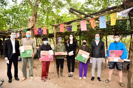 Báo Công An Nhân Dân cùng các nhà hảo tâm tặng quà cho hộ nghèo bị ảnh hưởng do dịch bệnh Covid-19