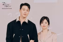 Song Hye Kyo tay trong tay "tình trẻ" Jang Ki Yong tại họp báo phim mới