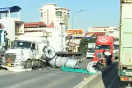 Cuộn tôn lăn từ xe đầu kéo xuống đường khiến nhiều người hoảng sợ