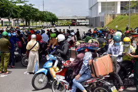 Người dân ùn ùn về quê nhưng bị chặn lại, vạ vật ở cửa ngõ TP. HCM