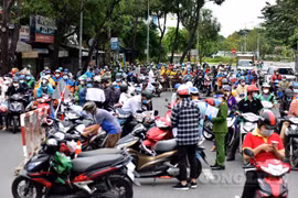 TP. HCM: Xe cộ ùn ứ chờ khai báo "di biến động dân cư" ở chốt kiểm tra