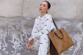 Nghệ sĩ Việt thanh lý quần áo, túi xách ủng hộ chống dịch
