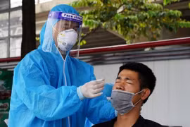 Hà Nội: Test nhanh Covid-19 lưu động cho lái xe "luồng xanh", tạo thuận lợi lưu thông hàng hóa
