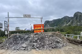 Một xã tại Thanh Hóa đổ đất đá ngăn chặn dân tại chốt kiểm soát dịch