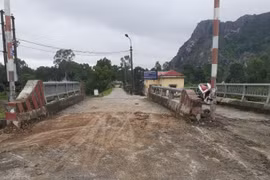 Dọn đất đá dùng để ngăn dân tại chốt kiểm soát dịch