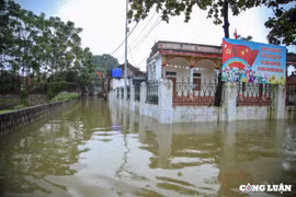 Hà Nội: Nhiều người dân ở Chương Mỹ phải di chuyển bằng thuyền vì nước sông Bùi dâng cao