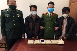 Khống chế, bắt giữ 2 đối tượng mang 6 bánh heroin đi tiêu thụ