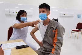 Nên có "cơ chế riêng" đối với người đã tiêm đủ 2 liều vắc-xin ngừa Covid-19