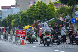 Hà Nội chưa xử phạt các trường hợp không kịp đổi giấy đi đường theo quy định mới