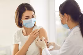 Nổi hạch sau tiêm vắc xin Covid-19 có sao không?