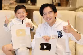 Đan Trường và con trai đều sở hữu nút bạc nhờ kênh Youtube đạt hơn 100.000 lượt theo dõi