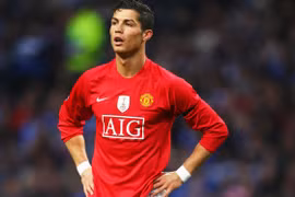 Cristiano Ronaldo đeo băng đội trưởng ngay trong trận ra mắt Man Utd
