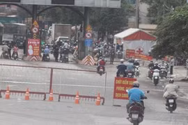 Ngày đầu giãn cách theo Chỉ thị 16: Xe đông, phải tăng cường chốt kiểm soát