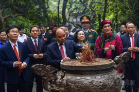 Chủ tịch nước Nguyễn Xuân Phúc dâng hương tưởng niệm các Vua Hùng