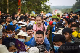 Hàng vạn người dân đổ về đền Hùng vào ngày giỗ Tổ