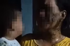 Xác minh hành động đổ phân lên người bé 2 tuổi để đòi nợ