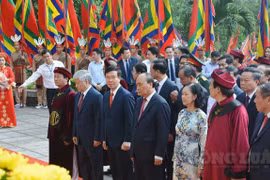 Chủ tịch nước Nguyễn Xuân Phúc dâng hương tưởng nhớ các Vua Hùng