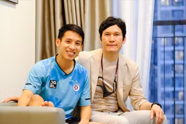 Tân HLV trưởng Hà Nội FC đến thăm tiền vệ Đỗ Hùng Dũng