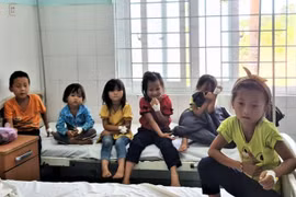 Hơn 100 người nhập viện sau khi ăn cỗ đám cưới