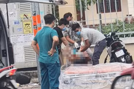 Va chạm với nữ sinh viên, nam thanh niên lao xe máy vào tủ điện tử vong