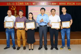 Đoàn kết vượt qua khó khăn, nỗ lực hoàn thành tốt nhiệm vụ
