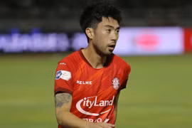 Lee Nguyễn vẫn còn đau sau cú va chạm với Minh Vương