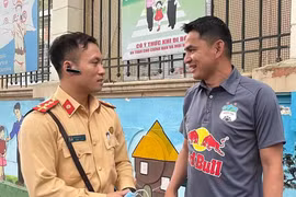 HLV Kiatisak ngỡ ngàng khi bị “tuýt còi” khi đi bộ qua đường