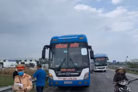Vẫn có tình trạng xe khách vi phạm quy định phòng chống dịch Covid-19