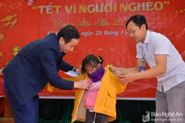 Báo Nghệ An tặng quà Tết người nghèo xã Xiêng My, huyện Tương Dương
