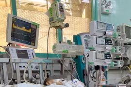 TP. HCM: Cháu bé 1 tuổi nguy kịch do uống nhầm dầu lửa