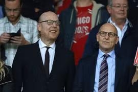Nhà Avram Glazer bán 5 triệu cổ phần Manchester United