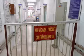 Tiền Giang: Người phụ nữ bán vé số đột nhập vào phòng bệnh nhân Covid-19