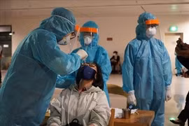 Xét nghiệm Covid-19 cho nhân viên sân bay Tân Sơn Nhất hàng tuần