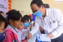 Trao 100 suất học bổng cho con em gia đình chính sách tại Vĩnh Long