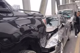 Xe ô tô con bẹp dúm sau va chạm liên hoàn trên cầu Chương Dương