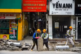 Cuối năm, điệp khúc lát đá vỉa hè, chỉnh trang đô thị lại diễn ra trên các con phố dễ gây ùn tắc