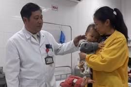 Bé trai 10 tuổi có gan và quai ruột ‘chui’ lên lồng ngực