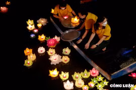 Những bè hoa đăng chở nặng nỗi niềm người ở lại