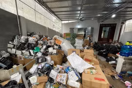 Lật tẩy kho hàng tiêu dùng nhập lậu và giả mạo nhãn hiệu cực lớn tại Hà Nội