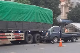 Xe tải đâm xe đầu kéo trên quốc lộ 6 khiến 1 người tử vong