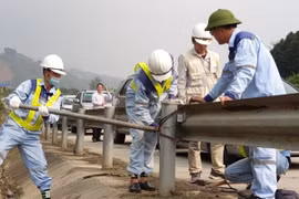 Bộ GTVT yêu cầu xử lý tình trạng phá rào chắn cao tốc Nội Bài-Lào Cai