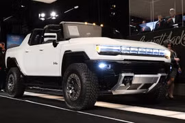 Xe điện GMC Hummer EV đầu tiên xuất xưởng có giá lên tới 2,5 triệu USD