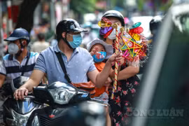 Sau nhiều ngày vắng lặng, phố Hàng Mã bất ngờ đông khách mua đồ Trung thu