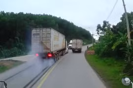 Lấn làn vượt ẩu, xe container phanh "cháy lốp" để tránh tai nạn