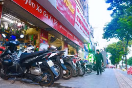 Hà Nội: Cửa hàng sửa chữa xe máy tất bật sau hai tháng ngừng hoạt động