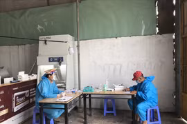 Tài xế và phụ xe mắc COVID-19 sửa giấy xét nghiệm để thông chốt